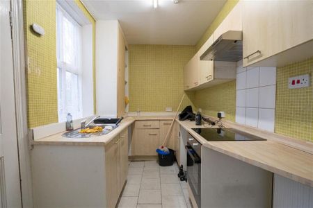 3 bedroom end of terrace house to rent - Photo 3