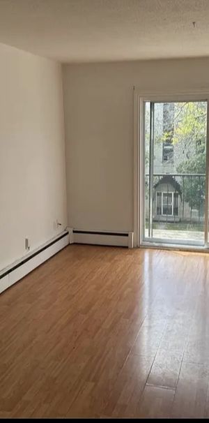 GRAND 4 ½|CHAUFFAGE-EAU CHAUDE - Photo 1