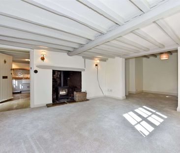 An attractive cottage in private grounds in an idyllic village - Photo 2