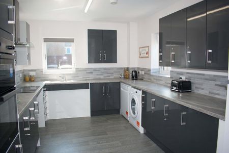 8 bedroom private hall to rent - Photo 3