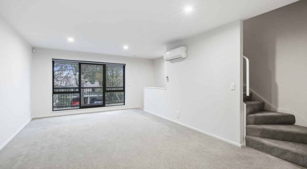 3 Bedroom, 3 Level Townhouse in Sydenham. - Photo 1