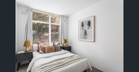 Superb location with Harbour Bridge and city skyline views - Photo 4