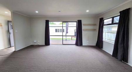 Modern 3-bedroom home with garage - Photo 2