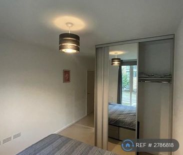 1 bedroom in a flat share to rent - Photo 2