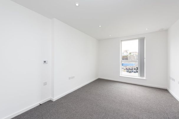 Embankment House - Photo 1