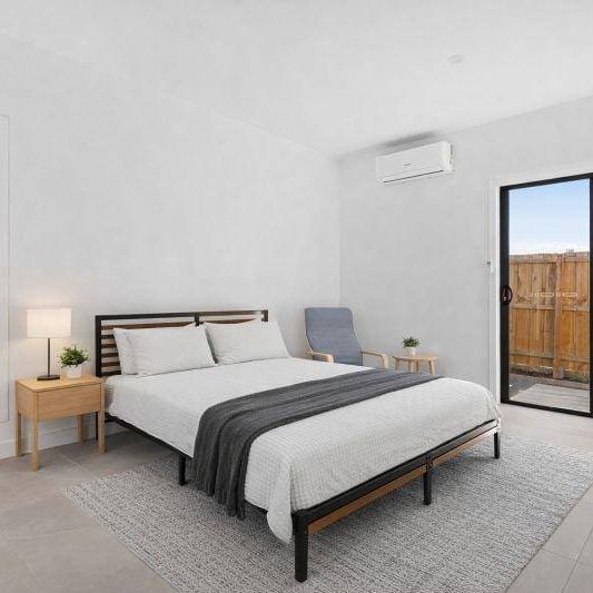 Brand New Designer Furnished Room with Private Ensuite and Courtyard All Bills Included - Photo 1