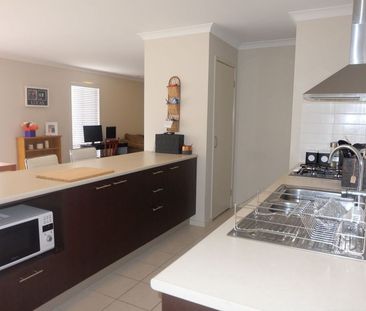 SPACIOUS FAMILY LIVING - Photo 5