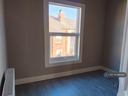 4 bedroom semi-detached house to rent - Photo 3
