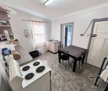 Neat & Tidy 2-Bedroom Flat - Photo 3