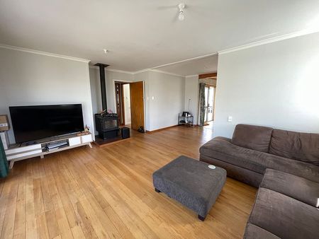 Two bedroom plus sleepout opposite golf course - Photo 3