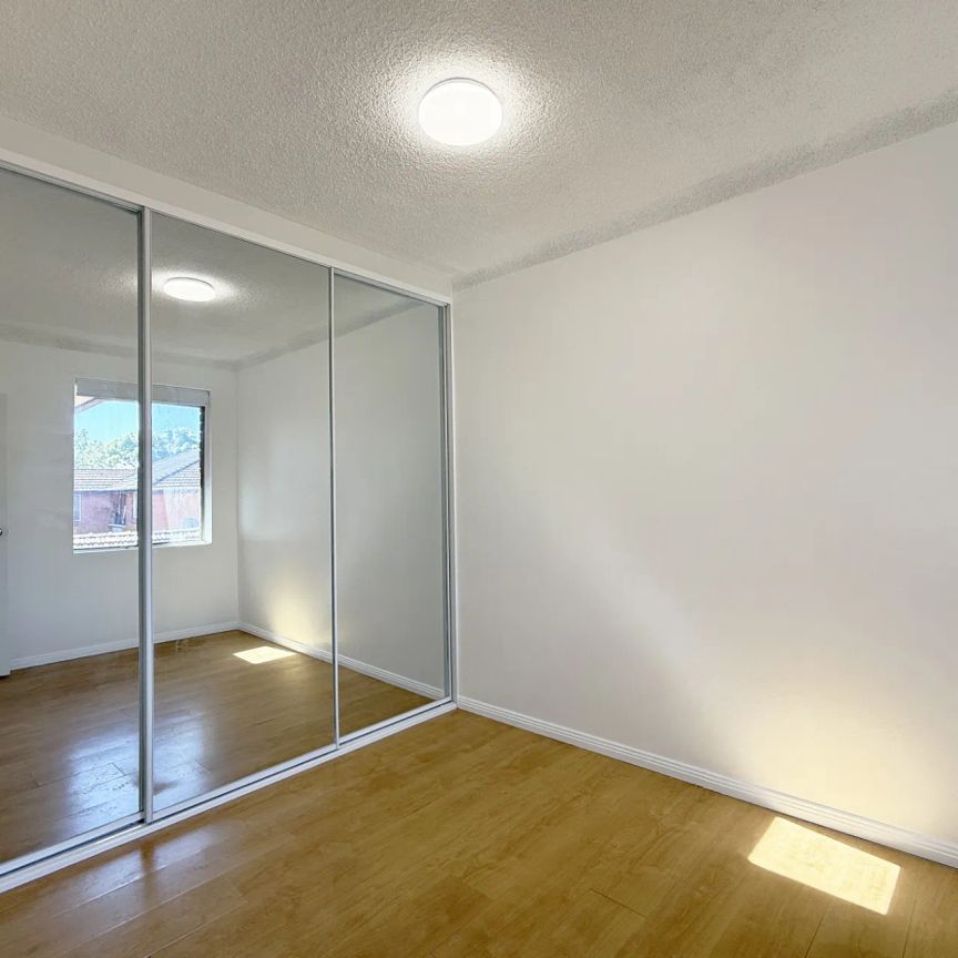 Bright Top-Floor 2 Bedroom Apartment with Leafy Outlook - Photo 1