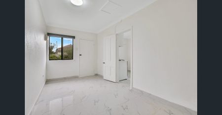 Refreshed, Modern And Spacious, Oversized And Private One Bedroom Courtyard Villa In A Convenient Location, Only Moments To All Amenities - Photo 3