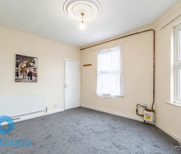 2 bed Flat for Rent - Photo 2