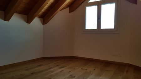 traumhafte Dachwohnung mit Galerie und Balkon an top Lage - Foto 5