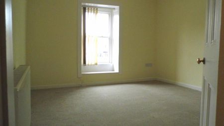 3 bedroom flat to rent - Photo 2