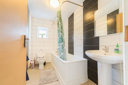 Double Room To Let - HP12 - Photo 4