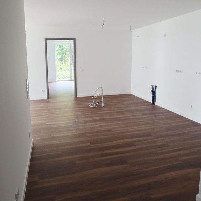 Attraktiver Neubau, Traumausstattung, große Terrasse, ruhige Lage mit viel Grün! - Photo 1