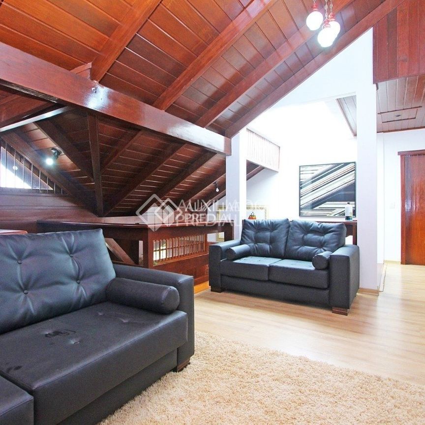 Casa com 3 quartos e 330m² para alugar em Jardim Itu, Porto Alegre. - Photo 1