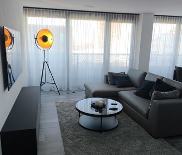 Exklusive, möblierte 2.5-Zimmerwohnung im Three Point Tower - Photo 1