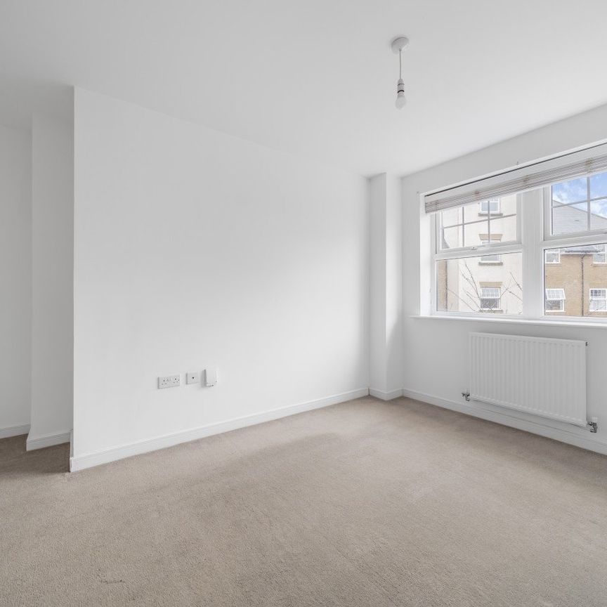 Flat to rent - Wells View Drive, Bromley, BR2 - Photo 1
