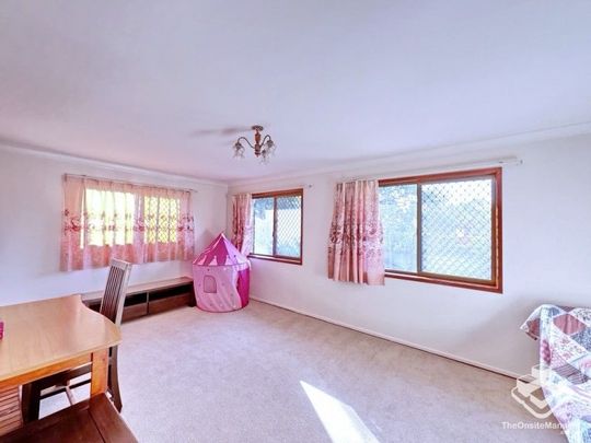 Furnished 4 bedrooms walking to school and shopping centre - Photo 1