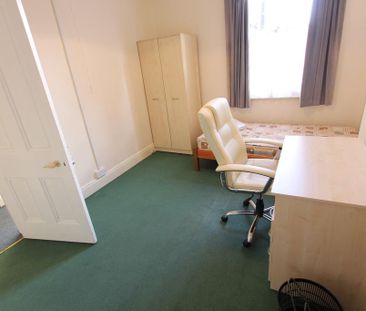 5 bedroom flat to rent - Photo 4