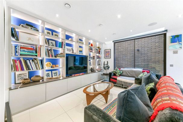 Modern mews 3 bedroom house with parking in prime Connaught Village - Photo 1