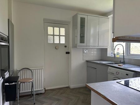 3 bedroom flat to rent - Photo 5