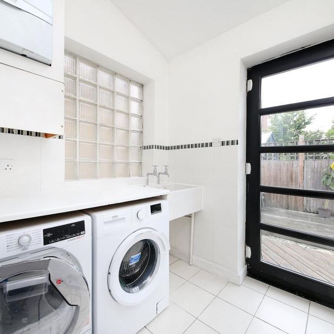 6 bedroom semi-detached house to rent - Photo 1