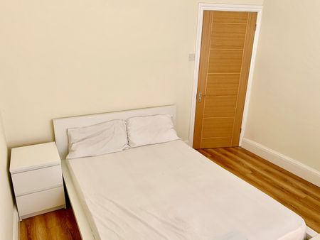 2 Bed Flat, Victoria Road, NW6 - Photo 4