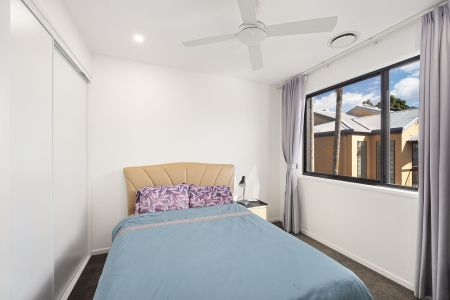 Premium Townhouse Opposite Anzac Park - Photo 2