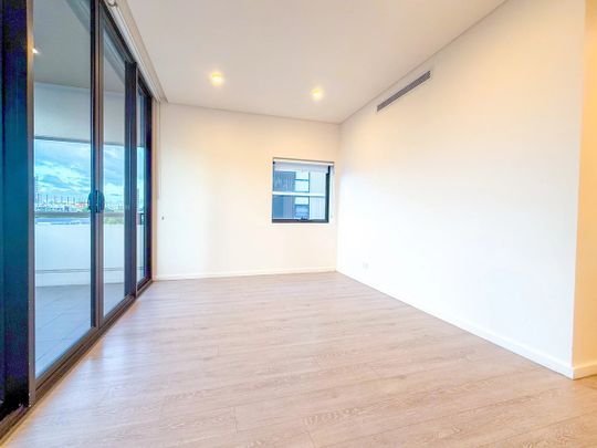 Parkside Home I Formal Dining Area I Walk to Shops & Station - Photo 1