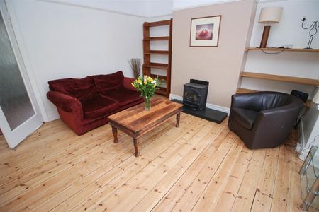 2 Bedroom House - Semi-Detached - Photo 2