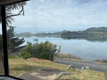 Charming 3BR Home with Courtyard & Deck - Photo 4