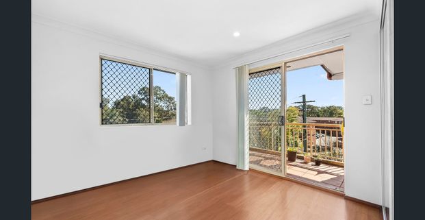 SPACIOUS UNIT IN PRIME LOCATION - WALK TO TRAIN! - Photo 1