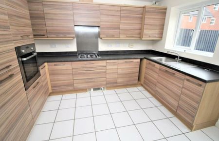 3 Bed Former Show House to let Royal Wootton Bassett - Photo 3