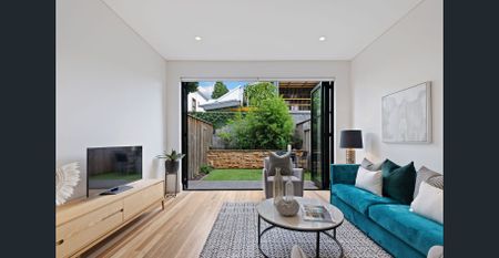 Luxurious Light Filled 3 Bedroom Terrace - Photo 2