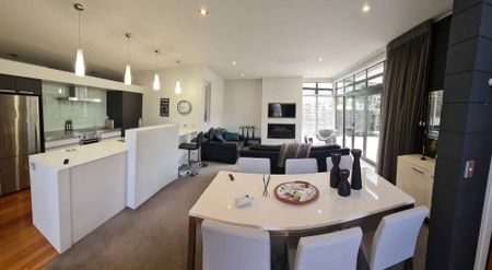 Executive Living Paradise - Furnished - Photo 4