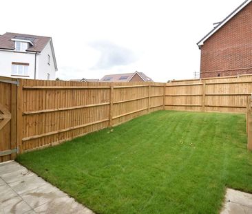 A modern three bedroom family home with private garden and parking - Photo 4