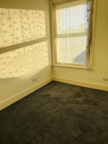 3 bedroom flat to rent - Photo 2