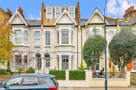A lovely family home in the desirable Alphabet streets of Fulham within easy reach of Bishops Park and the River. - Photo 2