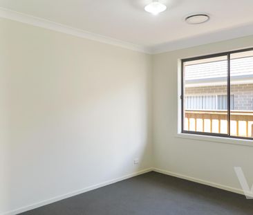 72 Sandpiper Circuit, Aberglasslyn NSW 2320 - House For Rent | Domain - Photo 2