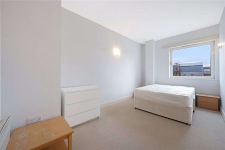 Two bedroom apartment within 0.25 miles from Tower Hill and Aldgate. - Photo 3