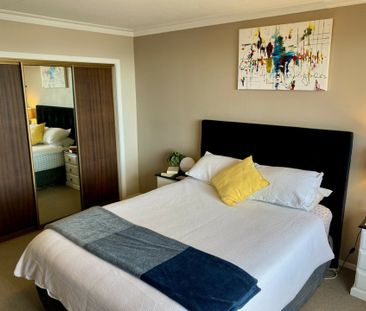 Perched above all - A St Clair gem - Photo 2