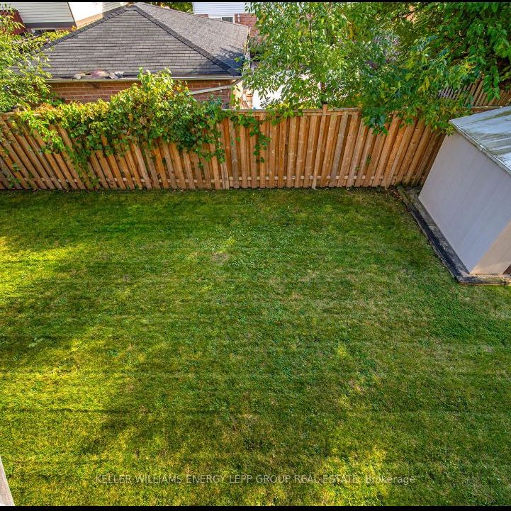 Four bedroom detached Whitby ( No basement) - Photo 1