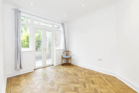 newly renovated 4 bedroom Family home located only minutes to Arnos Grove - Photo 2