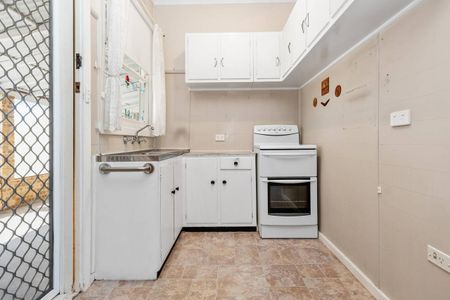 NEAT 3 BEDROOM HOME!! - Photo 2