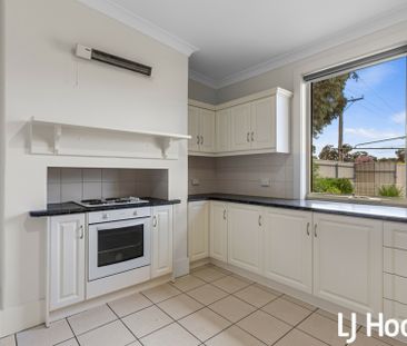 Charming 3-Bedroom Classic Stone Maisonette in a Prime Location - Photo 6