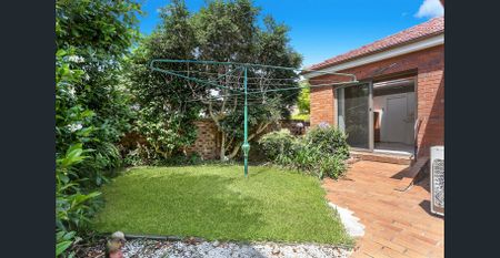 Charming Three Bedroom Home - Photo 4