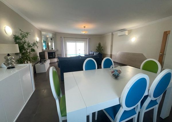 Excelente moradia V3 com Piscina localizada em Albufeira na zona das Ferreiras.
